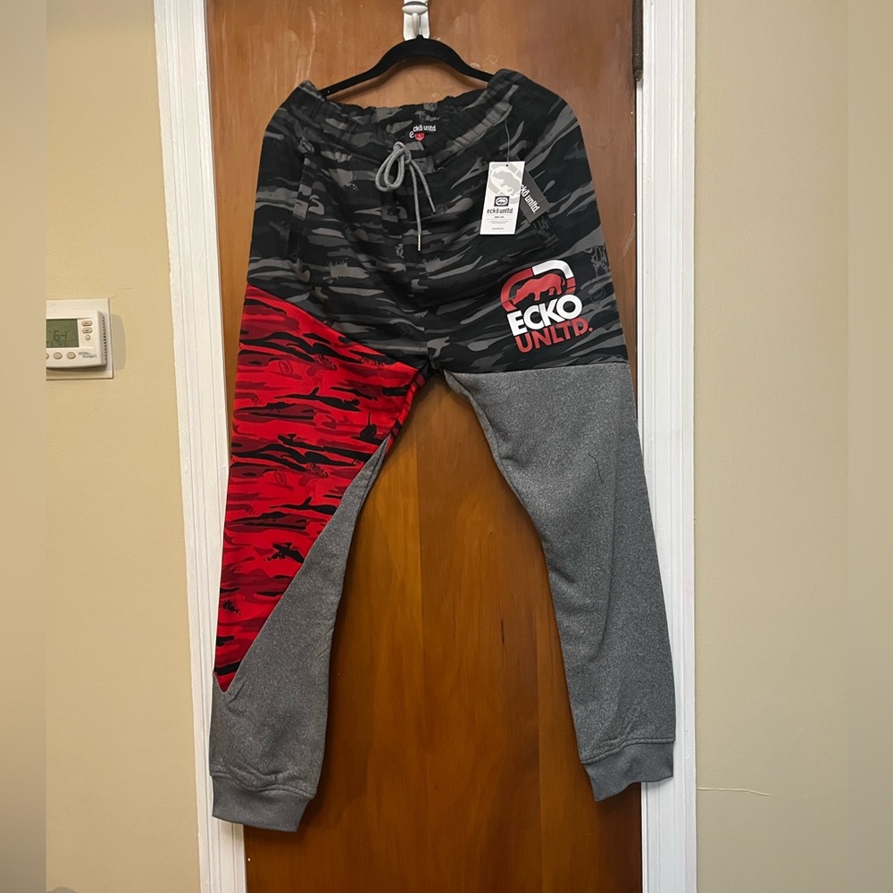 🆕. Ecko Unlimited Men’s  Camo and Red Joggers. L.    ‎ NWT
00